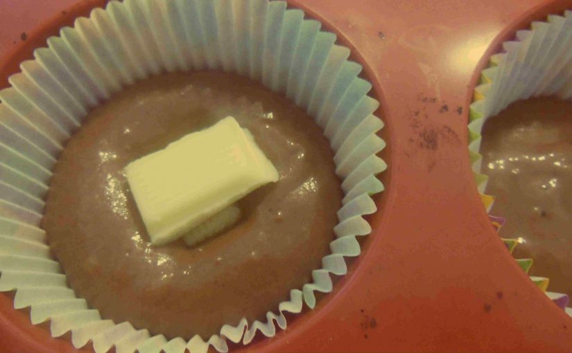 Čokoladni mafini s kavo in sredico iz bele čokolade