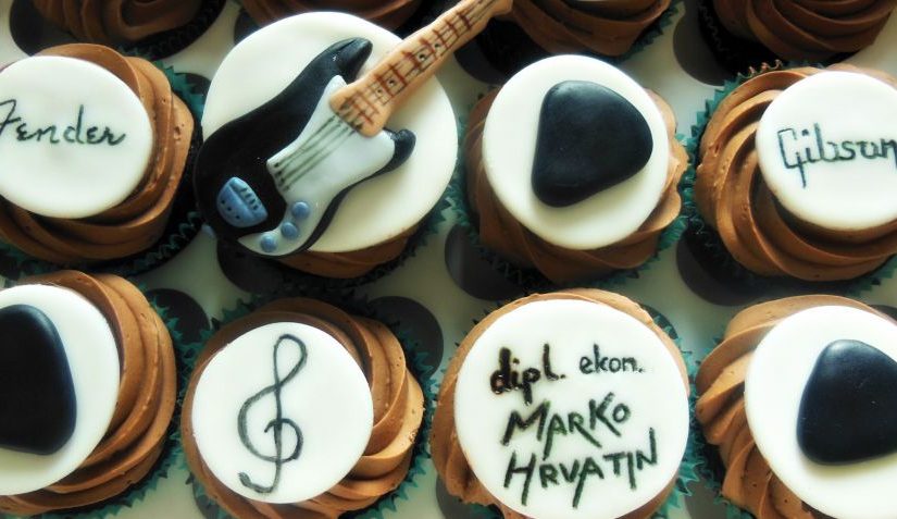 Glasbeno obarvani dobrodelni cupcakei